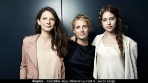 La directora rodeada de sus actrices