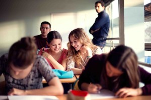 Charlie y Sarah en el aula